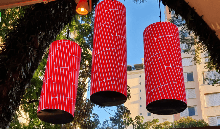 Como a Chilli Beans utiliza painéis de LED para transformar a experiência de compra