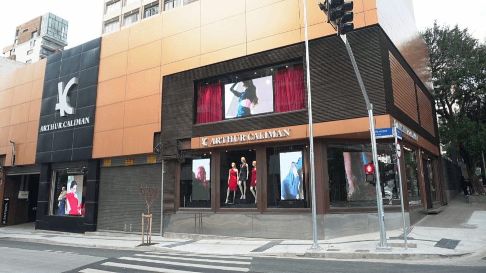 Painel de LED para lojas de moda aplicado em vitrine comercial.