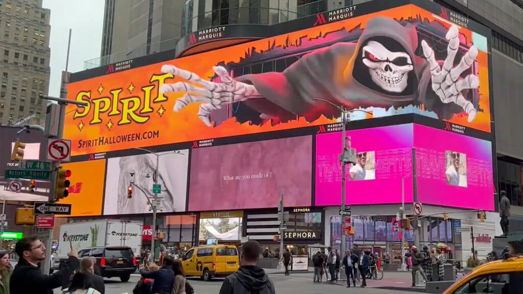 Painel de led na time square - Digital Godzilla