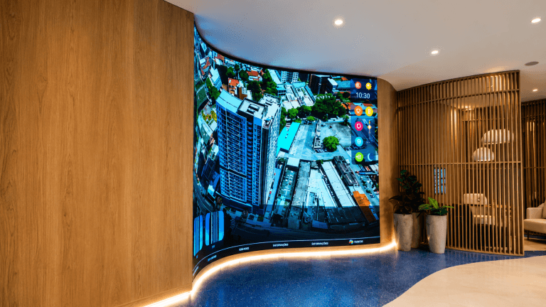 LED para Fachadas Curvas: Como Empresas Transformam Superfícies Irregulares em Experiências Visuais