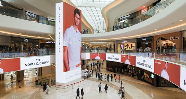 Painel de LED com publicidade em shopping